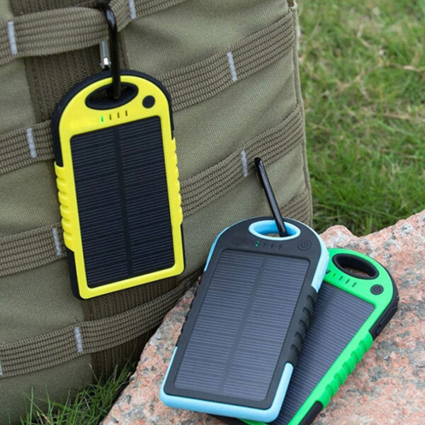 Solar-Powerbank mit 5000 mAh Schwarz/Grün mit 1m Micro USB Kabel