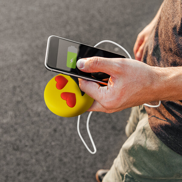 8800 mAh Emoji Powerbank - Klein und Leistungsstark für unterwegs Herzförmige Augen