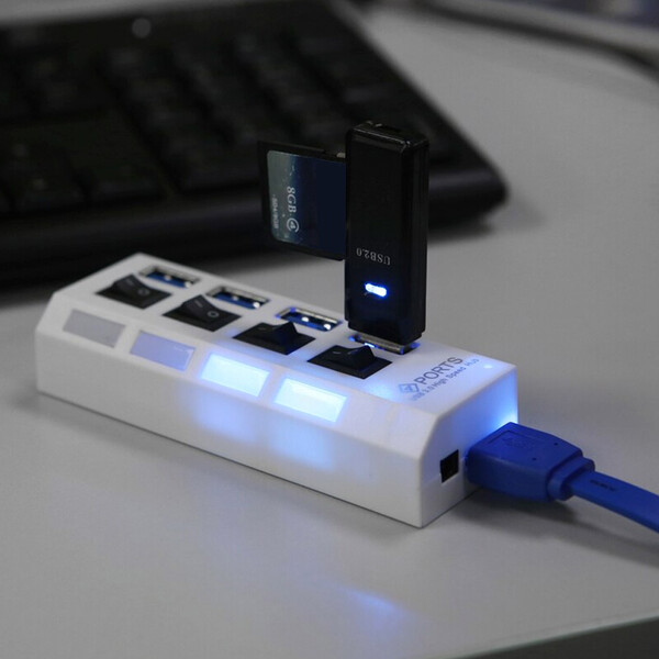 4-Slot 3.0 USB-Hub mit engergiesparendem Schalter Schwarz